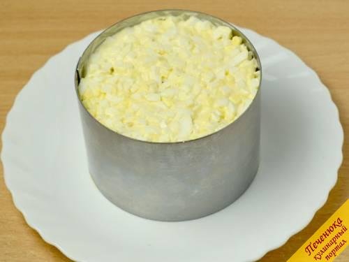7) С помощью формовочного кольца «собрать» салат в порционных тарелках. Слои идут в следующем порядке: половина яиц, ананасы, крабовые палочки, сыр, кукуруза и оставшиеся яйца.