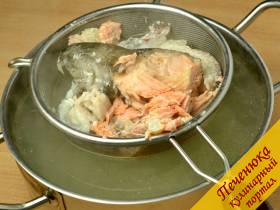 2) После сигнала мультиварки процедить бульон для супа из форели через сито, чтобы отделить рыбные части. Снять мякоть с костей и на время оставить.