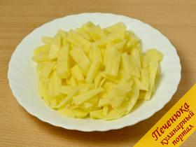 4) Очистить картошку и нарезать ее брусочками.