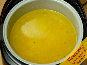 5) Залить морковку с луком бульоном, добавить картошку и включить программу «Суп» на 1 час. После сигнала мультиварки положить в суп рыбную мякоть.