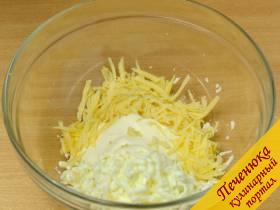 4) Приготовить вторую часть салатной массы: отложенные белки яиц и сыр натереть на крупной терке, выдавить второй зубчик чеснока и заправить майонезом.