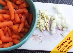 2) Морковь, лук и чеснок мелко порубить; если используется мелкая молодая морковь «бэби-кэррот», ее достаточно разморозить, без нарезки.