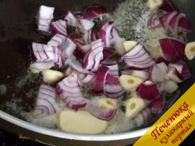 5) Разогреть в одной сковороде растительное и сливочное масло и обжарить остальной лук и чеснок до золотистого цвета.