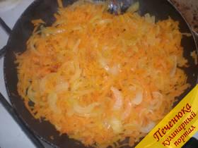 2) Затем лук и морковь необходимо обжарить на сковороде до золотистого цвета. Жарить лучше на рафинированном подсолнечном масле.