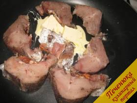 4) Затем на сковороду кладем кусочек сливочного масла и кусочек маргарина. Выкладываем в сковороду кусочки хека. 