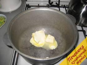 2) Гуляш желательно готовить в казане. Раскалить казан, добавить маргарин и сливочное масло.