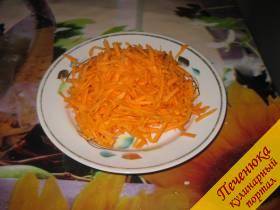 5) Морковь потереть на крупной терке.