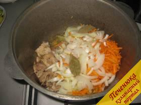 6) Подготовленные овощи и 2 листа лаврового перца, добавить к мясу и обжарить до золотистого цвета.