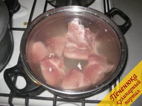 1) Свиную косточку и мякоть свинины, хорошо промыть, положить в заранее подготовленную посуду и залить водой. Свинину варить до готовности на медленном огне 40 – 50 минут.