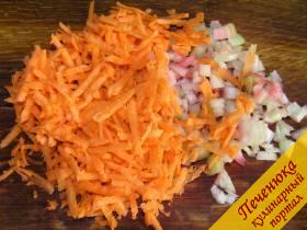 5) Нарезать репчатый лук очень мелкими кубиками и натереть морковь на терке.