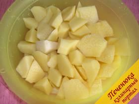 2) Вымытый и очищенный от кожуры картофель нарезать крупными кусочками.