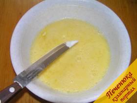 2) Присолить яично-молочную смесь по вкусу и добавить совсем чуть-чуть соды, на самом краешке ножа. Это сделает омлетную массу более пышной. Главное — не переборщить с этим ингредиентом, так как привкус соды напрочь испортит вкус готового омлета.
