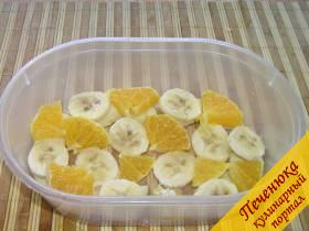 3) Ломтики банана, яблока и апельсина уложить на дно посуды, в которой будет застывать торт.