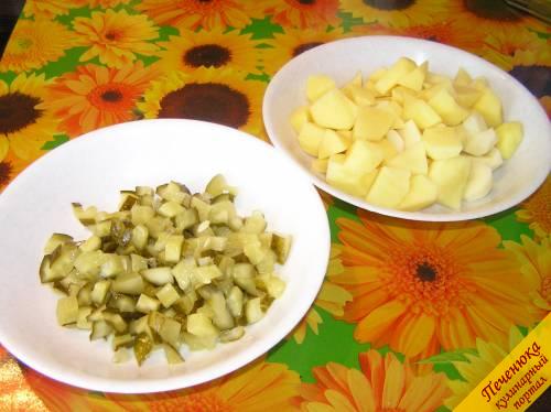 6) Подготовить овощи: картошку очистить и нарезать кусочками небольшого размера, огурцы порезать тоненькой соломкой либо кубиками.