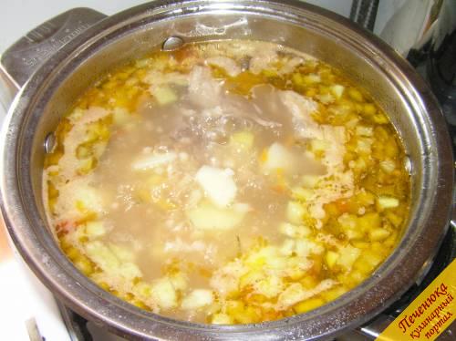 7) Когда перловка немного разварится, примерно через 5 минут, отправить в суп овощи. Сразу после них добавить поджарку.