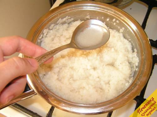 3) В столовую ложку налить уксус. В классическом рецепте используется специальный рисовый уксус, однако его можно заменить обычным яблочным. К последнему следует лишь добавить немного соли и сахара. Когда последние растворятся в уксусе, вылить его в кастрюлю с рисом.