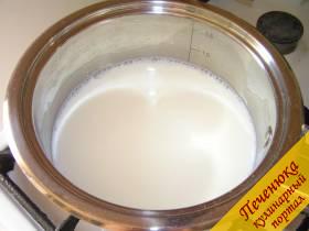 4) В отдельной кастрюльке подогреть молоко. Кипятить его не нужно, молоко следует снять с огня, когда оно станет немного теплым, примерно 40 градусов. Этот рецепт не требует использования сливок, благодаря чему ваше мороженое получится не таким жирным, как сливочное, и куда менее калорийным, но его вкусовые качества при этом ничуть не пострадают.
