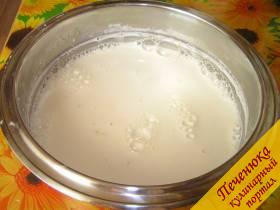 5) Вылить молоко в растертые с сахаром желтки.