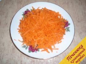 4) Натереть на средней терке морковь.