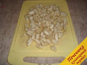 5) Почистить яблоки, удалить сердцевину , нарезать кубиками. Добавить по вкусу корицу.