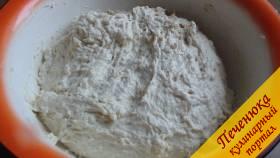3) Теперь полученную смесь добавить в муку и замесить не очень крутое тесто. Накрыть миску полотенцем и поставить на 1 час в теплое место, чтобы тесто подходило.