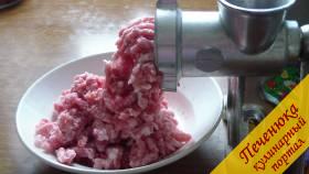 4) Пока наше тесто подходит, приготовим фарш для беляшей. Для этого тщательно вымыть мясо, нарезать кусками, провернуть на мясорубке.