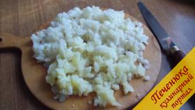 7) Отварить картофель, мелко порезать, не надо делать пюре, нужно именно порезать.