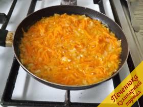 14) На разогретую сковородку добавляем подсолнечное масло, лук и морковь. Слегка пережариваем.  