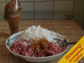 3) Добавим в прокрученное мясо отваренный рис и специи, я обычно кладу смесь из молотых перцев (красного, белого, чёрного) и соль. 