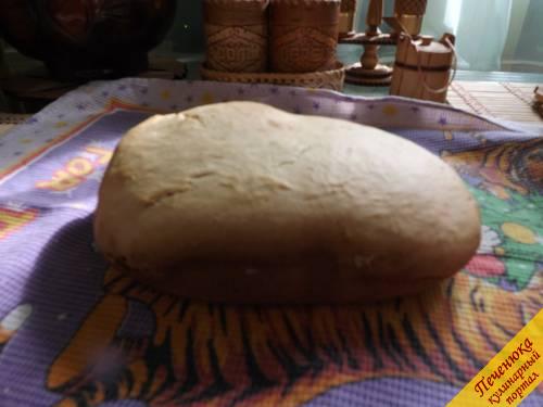 7) Аккуратно вынимаем готовую булку из хлебопечки, завёртываем её в кухонное полотенце, чтобы наш хлебушек смог отдохнуть.  