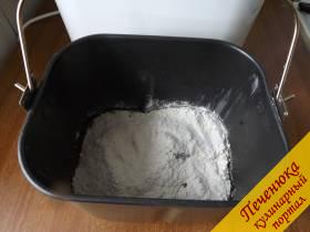 5) В пекарный контейнер с жидкими ингредиентами нашего хлеба добавляем сухую смесь. Ничего не перемешивая, ставим ёмкость в хлебопечку.
