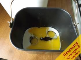 3) Куриные яйца нужно предварительно вынуть из холодильника, чтобы они минут за 20 немного нагрелись. В ёмкость хлебопечки наливаем подогретое молоко, растопленное масло и разбиваем яйца. 