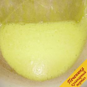 2) В отдельной емкости взбить миксером яйца с растительным маслом. 