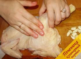 1) Обмыть курицу, положить на бумажное полотенце и просушить немного. Натереть солью с двух сторон.