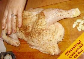 3) Натереть с двух сторон приправами, идеально будет, если вы сможете найти приправу именно для курицы гриль, но если нет, то хорошо подойдет приправа куркума и специи для шашлыка.