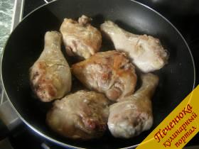 2) Влить белое вино в сковороду, приправить по вкусу солью и перцем. Готовить в течение 15-20 минут при слабом нагревании до тех пор, пока кусочки курицы не покроются блестящей глазурью.