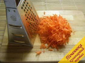 2) Морковь помыть, очистить и потереть на крупной терке. 