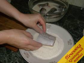 4) Муку высыпать на плоскую тарелку и смешать с солью. Минтай достать из молока и обвалять в муке.  