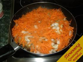 8)Поверх минтая выложить тертую морковь, измельченный лук.  