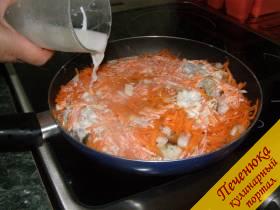 9) Сметану разбавить кипяченой водой до жидкого состояния. Влить разбавленную сметану в сковороду с минтаем, луком и морковью.  