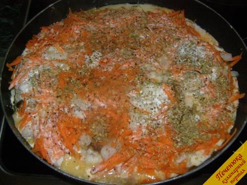 10) Посолить, поперчить и добавить сушеную зелень. Сковороду накрыть крышкой. Тушить рыбу в течение 15-20 минут. 