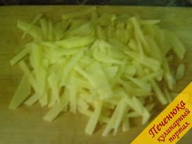 4) Далее следует готовить начинку. Порезать мелкой соломкой картофель.  Нашинковать лук. Консервированную рыбу разобрать на мелкие кусочки. 