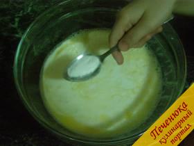 2) Влить в яичную смесь 1 стакан кефира. Всыпать туда же 1 ч. ложку соды и размешать, чтобы сода вспенилась. 