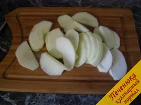 1) С яблока срезать кожуру и вырезать сердцевину. Очищенное яблоко порезать дольками для того, чтобы потом пропустить его через мясорубку.   