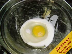 1) Приготовить тесто. Яйцо разбить в миску, смешать его с солью, сахаром. Добавить в яйцо четверть стакана воды комнатной температуры. Затем влить кефир.  