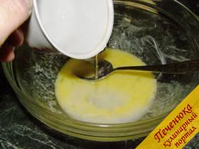 2) Далее, добавить растопленное и остывшее сливочное масло. 