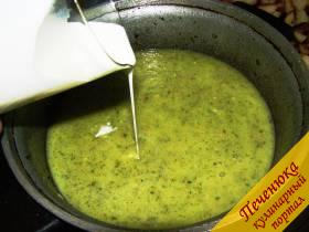 9) Перелить суп-пюре из кабачков снова в кастрюлю, влить сливки. Если бульон был несоленый, то посолить, поперчить.   