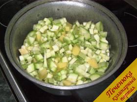 5) Высыпать подготовленные картофель и кабачки  в кастрюлю с луком и чесноком. Обжаривать овощи в течение 10 минут, помешивая. 