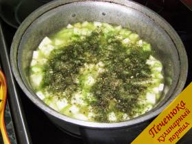 6) Затем влить в кастрюлю овощной бульон и высыпать сухую зелень.