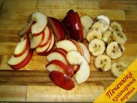 1) Банан очистить и порезать кружочками, яблоко нарезать дольками, удалив семена. 